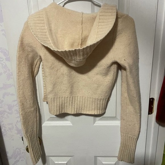 Cute Abercrombie and Fitch cropped sweater cardigan size medium with button - Picture 2 of 4